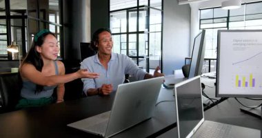 Ofiste bilgisayarın etrafında birlikte çalışmayı tartışan üç farklı mutlu meslektaşım var. Takım çalışması, iş ve iletişim konsepti.