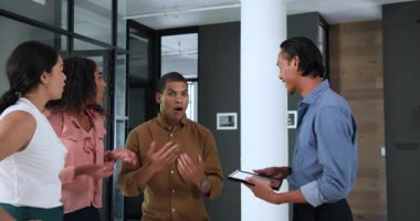 En iyi çalışanı ödüllendiren, kutlama yapan ve ofiste tokalaşan çeşitli meslektaşlarınız kutlu olsun. Takım çalışması, iş, kutlama ve iletişim konsepti.