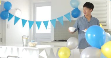 Adam evdeki masada atıştırmalık hazırlıyor, aile toplantısına hazırlanıyor. Kutlama, hazırlık, yemek, yemek, konukseverlik, etkinlik