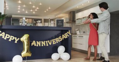 Mutlu çift kucaklaşması, birlikte dans etmesi ve yıldönümü partisinde kutlama yapması. Kutlama, yıldönümü, ilişki, parti ve yaşam tarzı konsepti.