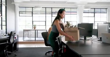 Ofiste ofis eşyalarıyla dolu kutuları açıp, kutuları açan çeşitli meslektaşlarınız kutlu olsun. Takım çalışması, iş ve iletişim konsepti.