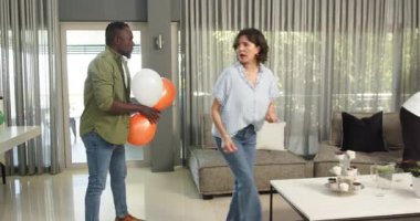 Yeni bir fizyoterapi hastasını kliniğe kabul etmek için çeşitli dekorasyon odalarını mutlu edin. Sağlık, tedavi ve fizyoterapi kavramı.