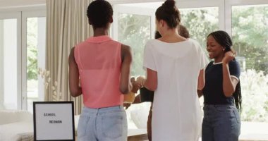 Keçeli kalem tahtası, farklı arkadaşların buz kovasını doldurması ve mutfakta tost hazırlaması. Kutlama, dostluk, toplanma, zarafet, sıcaklık, neşe, konukseverlik.