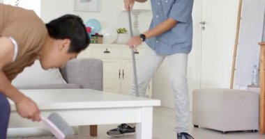 Faraş konfetisi süpürüyor, Asyalı adam oturma odasını temizliyor, evi düzenli tutuyor. oda temizliği, temizlik, bakım, organizasyon, temizlik