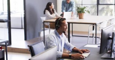 Bilgisayarın etrafında birlikte çalışmayı ve ofiste kutlama yapmayı tartışan mutlu meslektaşlar. Takım çalışması, iş, kutlama ve iletişim konsepti.