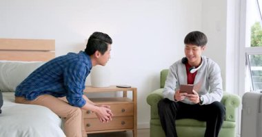 Asyalı baba ve oğul evlerinde sıcacık kucaklaşıyorlar, neşe ve bağlarını dile getiriyorlar. Arkadaşlık, bağ, mutluluk, aşk, birliktelik, şefkat.