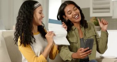 Çeşitli anne ve kız çocukları oturma odasındaki kanepede ellerinde mektuplarla telefon görüşmelerini izliyorlar. Aile, bağlanma, dijital iletişim, uzaktan iletişim, modern, minimalist, ev içi