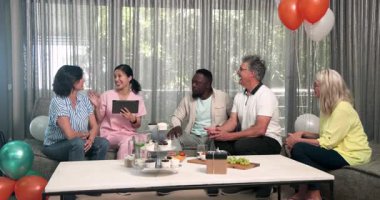 Yeni fizyoterapiye hoş geldin. Klinikteki hastalarla ilgilenen, birlikte gülümseyen bir hemşire. Sağlık, rehabilitasyon, tıp, meslek, çeşitlilik, takım çalışması