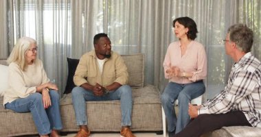 Klinikteki terapist yanında başka bir hasta olan erkek hastaya sertifika veriyor. Danışmanlık, başarı, tanınma, terapi, akıl sağlığı, destek