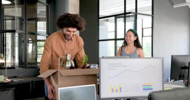 Ofiste ofis eşyalarıyla dolu kutuları açıp, kutuları açan çeşitli meslektaşlarınız kutlu olsun. Takım çalışması, iş ve iletişim konsepti.