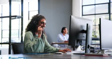 Kulaklıkla bilgisayar kullanan, işten bahseden ve ofiste kutlama yapan mutlu meslektaşlar. Takım çalışması, iş, kutlama ve iletişim konsepti.