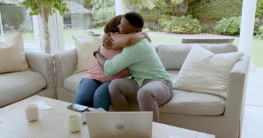 Kanepede birlikte kahve içiyoruz, olgun bir çift evde dinleniyor. Rahatlama, arkadaşlık, yaşam tarzı, rahatlık, konfor, evcil