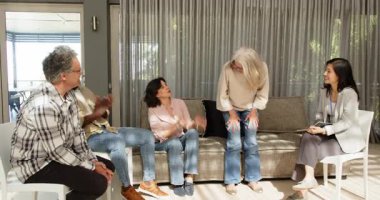 Terapi seansında, terapist grup terapi ortamında hastalarla konuşuyor. Danışmanlık, akıl sağlığı, tartışma, destek, takım çalışması, insanlar arası