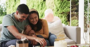 Açık hava doğum günü kutlamalarında, kek ve meyve paylaşan çift, mutlu bir şekilde gülümsüyor. Açık hava, mutluluk, tatlı, kaynaşma, şenlik, keyif