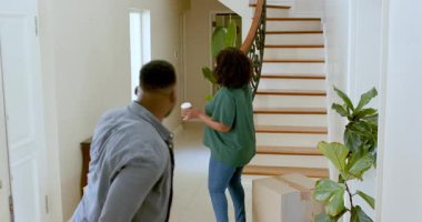 Afro-Amerikalı çift evde kahveyle eğleniyor, gülümsüyor ve konuşuyorlar. sohbet, arkadaşlık, ilişki, boş zaman, birliktelik