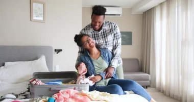 Sarı ceketli, çeşitli çiftler bavullarını açarken oynuyorlar, pencereye göre kıyafet seçiyorlar. Romantizm, samimiyet, bağlantı, gündelik, yaşam tarzı, mutluluk, rahatlık