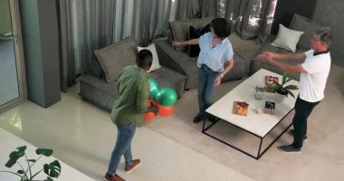 Dekorasyon odası, erkek ve kadın hastalar yeni fizyoterapi hastalarını sevinçle karşılıyorlar. Rehabilitasyon, sağlık, fizyoterapist, hastane, iyileşme, hoş geldiniz.