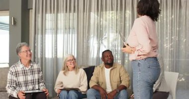 Grup terapisinde çeşitli hastalara sertifika veren mutlu kadın terapist. Takım çalışması, akıl sağlığı, iletişim ve terapi kavramı.