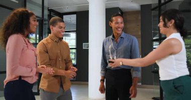 En iyi çalışanı ödüllendiren, kutlama yapan ve ofiste tokalaşan çeşitli meslektaşlarınız kutlu olsun. Takım çalışması, iş, kutlama ve iletişim konsepti.