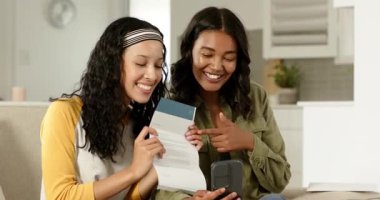 Çeşitli anne ve kız çocukları mektup paylaşımına başlamak üzere kanepeye zarf açıyorlar. Aile, bağlantı, iletişim, teknoloji, sıcaklık, samimiyet, yaşam tarzı