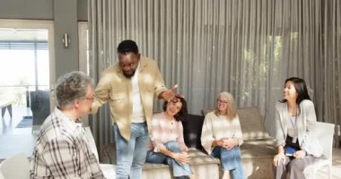 Terapistle konuşmak, hastaların klinikteki terapi seanslarında sohbet etmesi. danışmanlık, akıl sağlığı, destek, psikoloji, iyileştirme, iletişim