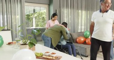 Çeşitli hastalar ve kadın hemşire, yeni bir kadın fizyoterapi hastasını kliniğe kabul ediyor. Sağlık, tedavi ve fizyoterapi kavramı.