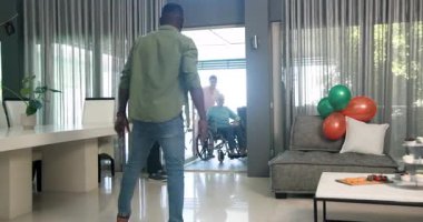 Yeni hastaya hoş geldin demek, hastane odasında birlikte gülümseyen hastaları olan hemşire. Sağlık, hemşirelik, hasta bakımı, takım çalışması, sağlık, etkileşim