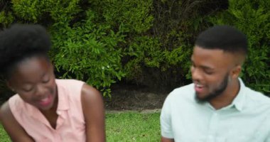 Genç çift dışarıda içmeyi seviyor, gülümsüyor ve canlı canlı sohbet ediyorlar. Yaşam tarzı, sosyalleşme, ilişki, içecek, mutluluk, gündelik