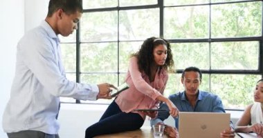 Çeşitli iş arkadaşlarının toplanması, iş görüşmesi ve el çırpması. Takım çalışması, iş, kutlama ve iletişim konsepti.