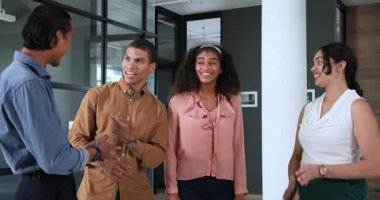 En iyi çalışanı ödüllendiren, kutlama yapan ve ofiste tokalaşan çeşitli meslektaşlarınız kutlu olsun. Takım çalışması, iş, kutlama ve iletişim konsepti.