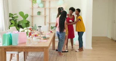 Selfie çekmek için akıllı telefona uzanan, pasta masasının yanında poz veren çeşitli bayan arkadaşlar ve kontrol çekimleri. Kutlama, dostluk, sosyalleşme, dekor, yaşam tarzı, canlı, neşeli