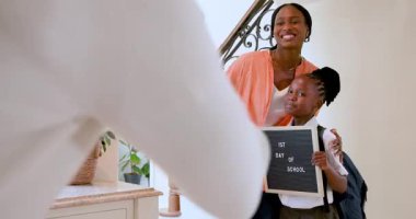 Mutlu siyah çift kızlarını okula hazırlıyor, onunla evlerinin kapısına kadar yürüyorlar. Aile, çocukluk, ev hayatı ve ilişki kavramı.