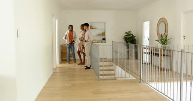 Emlakçı Afrikalı Amerikalı çifte yeni bir evi gezdiriyor. kiracı, kiracı, mülk, ipotek, yeni başlangıçlar, gayrimenkul