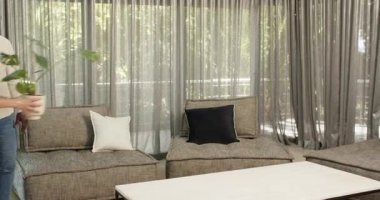 Partiden sonra dekorasyonları temizleyen, koltukta oturan ve ofiste konuşan mutlu meslektaşlarım var. Kutlama, eğlence, birliktelik, ofis partisi ve iş konsepti.