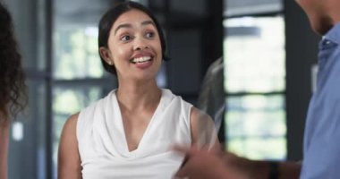 Mutlu iş arkadaşları sohbetleri, en iyi çalışanları ödüllendirme ve ofiste tokalaşma. Takım çalışması, iş, kutlama ve iletişim konsepti.