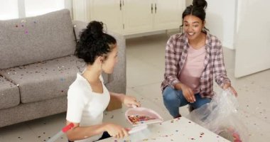 Kadın arkadaşlar konfetiyi fırça ve faraşla temizleyip oturma odasında temiz torbaya koyuyorlar. Kutlama, takım çalışması, neşeli, neşeli, yerli, boş, enerjik