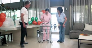 Dekorasyon odası, hastanede yeni fizyoterapiste hoş geldin diyen hemşireleri olan hastalar. Sağlık, hemşirelik, terapi, rehabilitasyon, takım çalışması, profesyonel