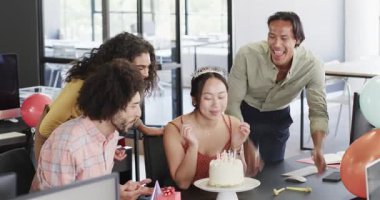 Mutlu çeşitlilikler, iş arkadaşları bir ofiste doğum günü pastasıyla çalışıyor ve sürpriz yapıyorlar. Takım çalışması, kutlama, iş ve iletişim konsepti.