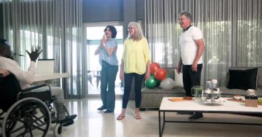 Yeni fizyoterapiye hoş geldin, hastane terapi odasındaki hastalarla ilgilenen hemşire. Sağlık, sağlık, bakıcı, rehabilitasyon, tedavi, destek