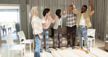 Terapist hastalarla el ele tutuşuyor, destekleyici terapi seanslarına katılıyor. Şefkat, danışmanlık, sağlık, empati, akıl sağlığı, güven