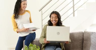 Çeşitli anne ve genç kızlar dizüstü bilgisayarda mektup gösteriyorlar, sarılıyorlar, çağrıyı başlatıyorlar. Aile, kutlama, bağlantı, sıcaklık, aile içi, mutluluk, iletişim