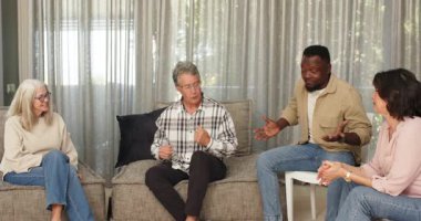 Mutlu erkek terapist hastaya sertifika veriyor ve grup terapisinde fotoğraf çekiyor. Takım çalışması, akıl sağlığı, iletişim ve terapi kavramı.