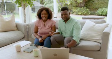 Evde dizüstü bilgisayar kullanıp notlar alırken finans tartışan olgun bir çift. Bütçeleme, planlama, birlikte, kağıt işleri, işbirliği, yerli