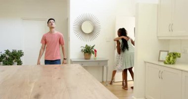 Çeşitli arkadaşlar, yeni evlerine yeni taşınan kadınlara taşınıp, yeni taşınma partilerini kutluyor. iç mekan, sıcaklık, bağlantı, yaşam tarzı, etkileşim, modern, yeşillik