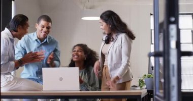 Çeşitli iş arkadaşlarının toplanması, iş görüşmesi ve el çırpması. Takım çalışması, iş, kutlama ve iletişim konsepti.