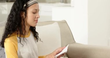 Anne ve kız, mutfakta beyaz zarftan gelen mektubu okuduktan sonra kucaklaşıyorlar. Aile, kutlama, ev, bağlantı, sıcaklık, mutluluk, yaşam tarzı