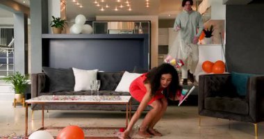 Mutlu çeşitli temizlik dekorasyonları, oturma odasında parti üstüne masa konfetileri. Kutlama, ilişki, parti ve yaşam tarzı kavramı.