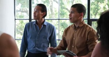 Çeşitli iş arkadaşlarının toplanması, iş görüşmesi ve el çırpması. Takım çalışması, iş, kutlama ve iletişim konsepti.