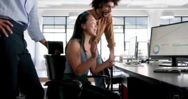 Ofiste bilgisayarın etrafında birlikte çalışmayı tartışan üç farklı mutlu meslektaşım var. Takım çalışması, iş ve iletişim konsepti.