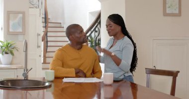 Olgun bir çift mutfak masasında kağıt işlerini tartışıyor, birlikte kahvenin tadını çıkarıyorlar. Finans, bütçe, ilişki, emeklilik, yaşam tarzı, toplantı